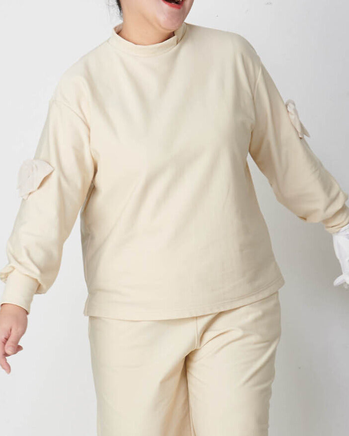 Moisture-wicking, heat-generating mock neck pullover with removable ribbon